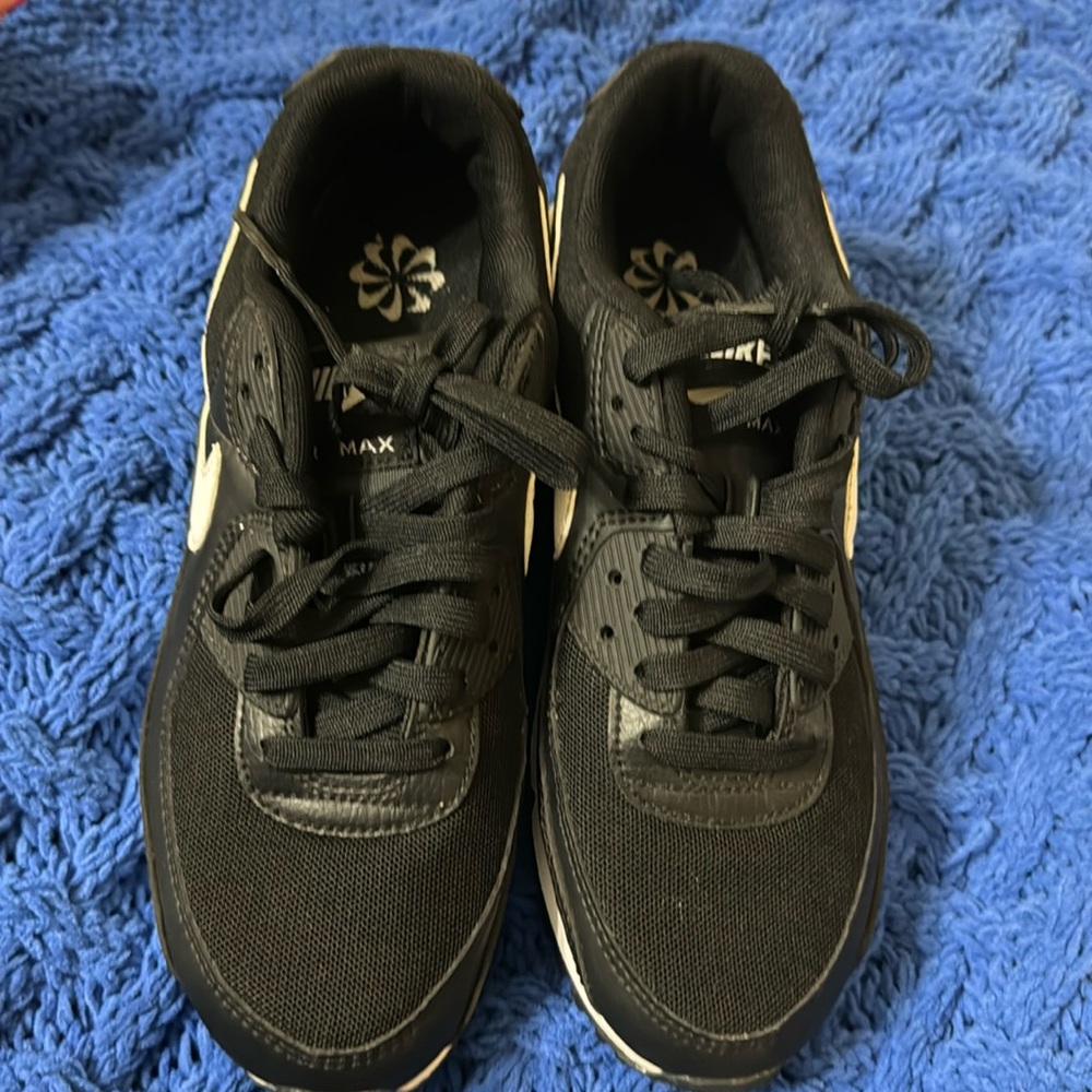 Black nike shoes , worn twice
